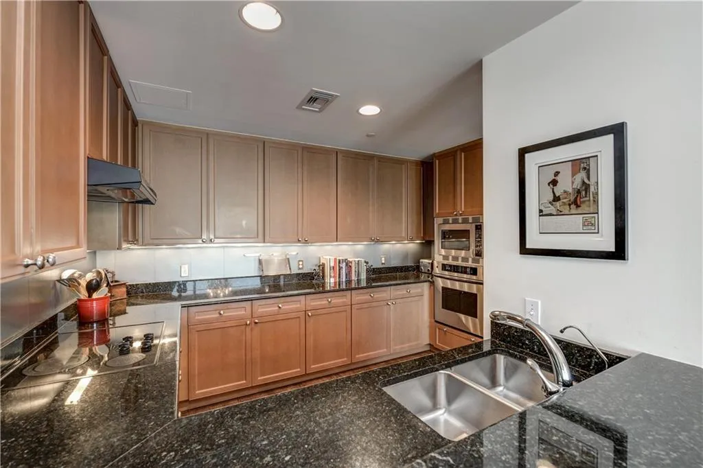 700 Park Regency Place Ne Unit 1301, Atlanta, Georgia 30326, 3 Bedrooms Bedrooms, ,3 BathroomsBathrooms,Residential,Sold,700 Park Regency Place Ne Unit 1301,5795516