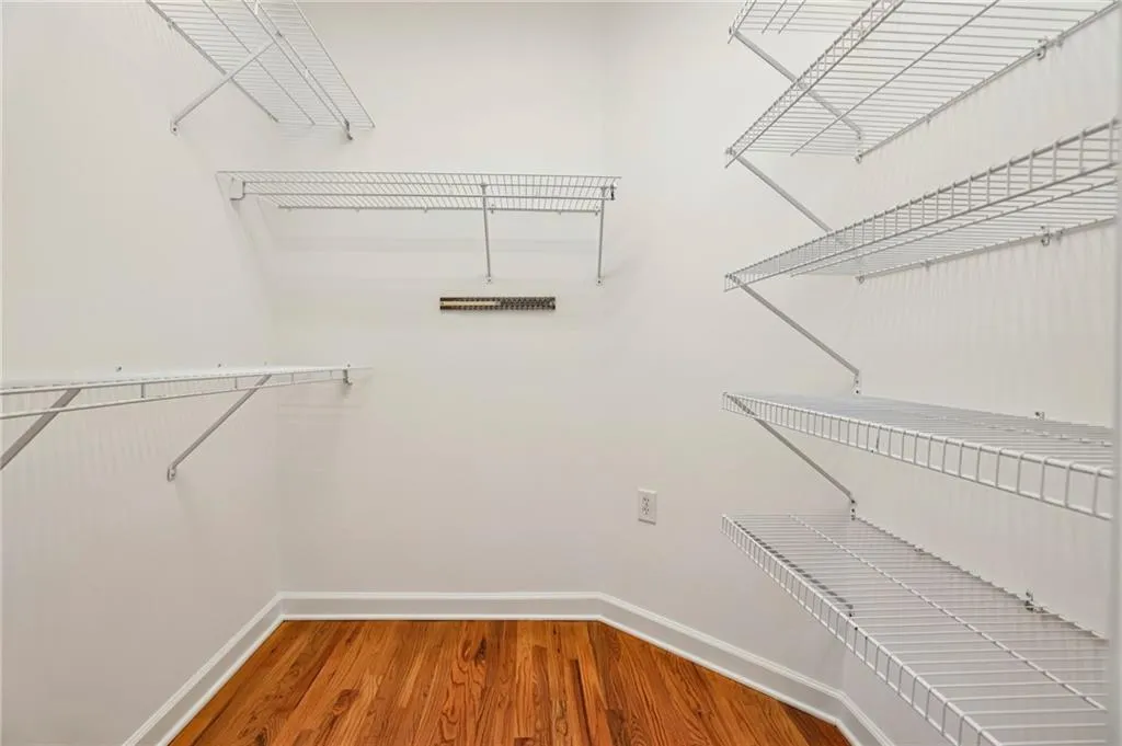Lower Lev el Closet