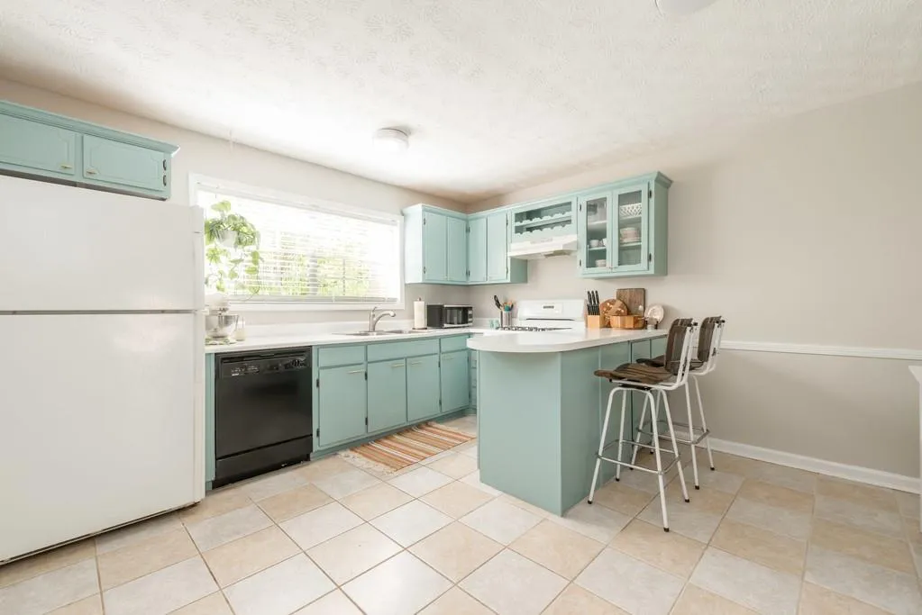 5400 Roswell Road Unit A-3, Atlanta, Georgia 30342, 2 Bedrooms Bedrooms, ,1 BathroomBathrooms,Residential,Sold,5400 Roswell Road Unit A-3,6538564