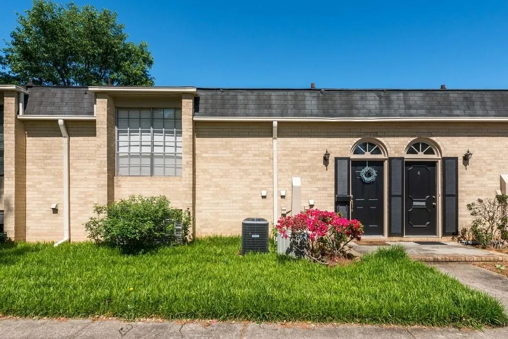 5400 Roswell Road Unit A-3, Atlanta, Georgia 30342, 2 Bedrooms Bedrooms, ,1 BathroomBathrooms,Residential,Sold,5400 Roswell Road Unit A-3,6538564
