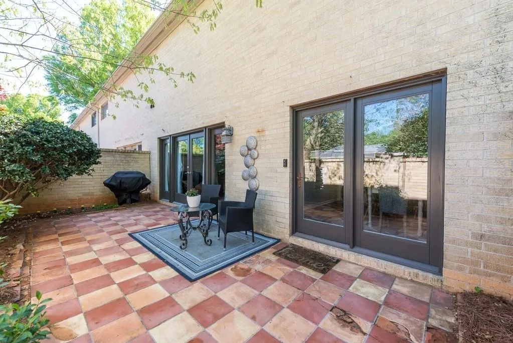 5400 Roswell Road Unit A-3, Atlanta, Georgia 30342, 2 Bedrooms Bedrooms, ,1 BathroomBathrooms,Residential,Sold,5400 Roswell Road Unit A-3,6538564