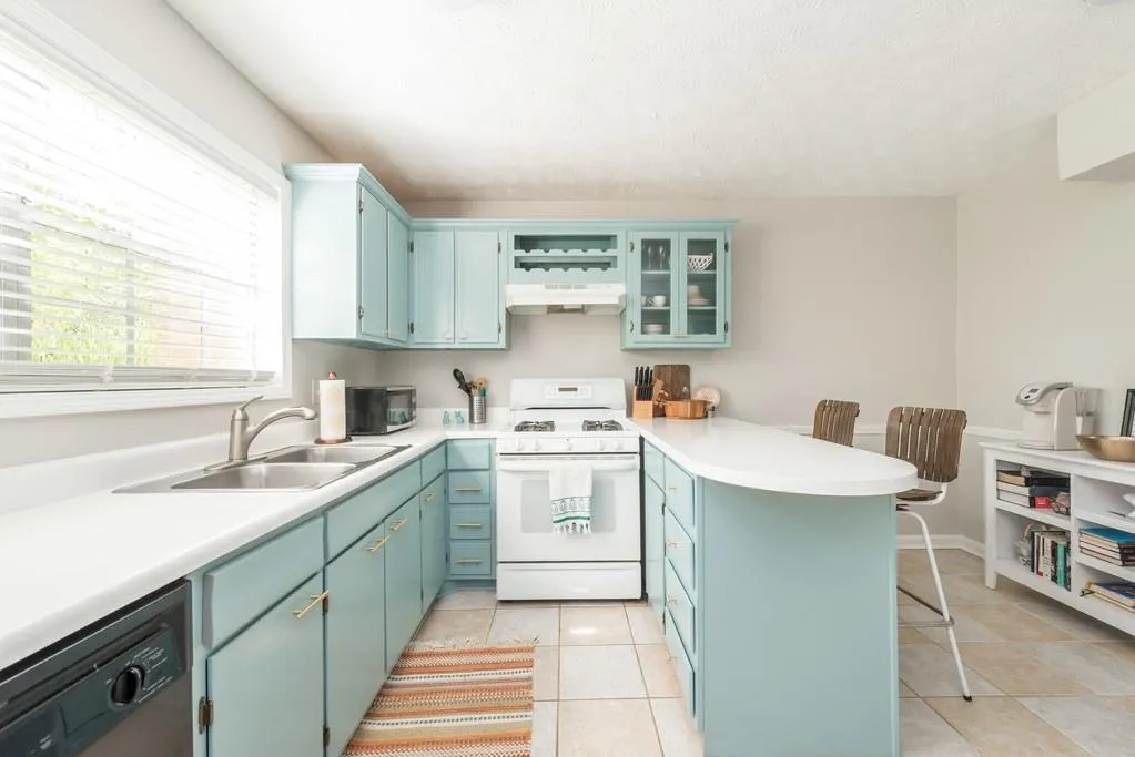 5400 Roswell Road Unit A-3, Atlanta, Georgia 30342, 2 Bedrooms Bedrooms, ,1 BathroomBathrooms,Residential,Sold,5400 Roswell Road Unit A-3,6538564