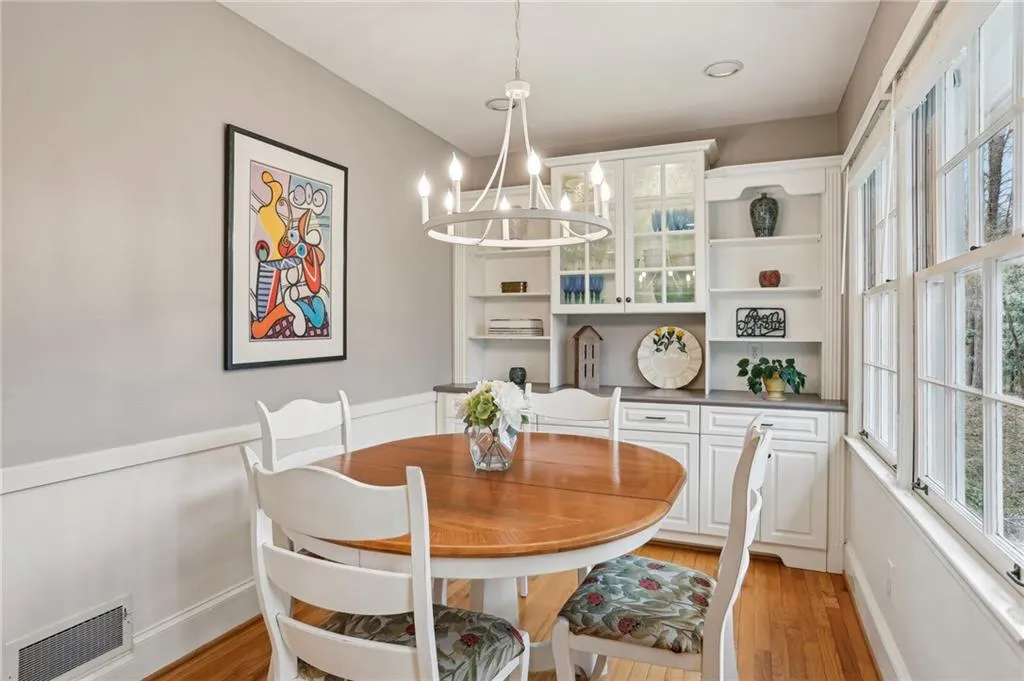 185 W Spalding Drive, Sandy Springs, Georgia 30328, 4 Bedrooms Bedrooms, ,3 BathroomsBathrooms,Residential,Sold,185 W Spalding Drive,7546601