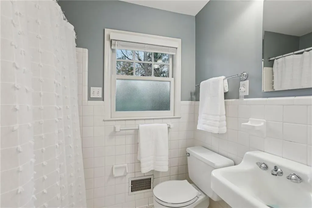 Full bath with tub/shower combo on main level