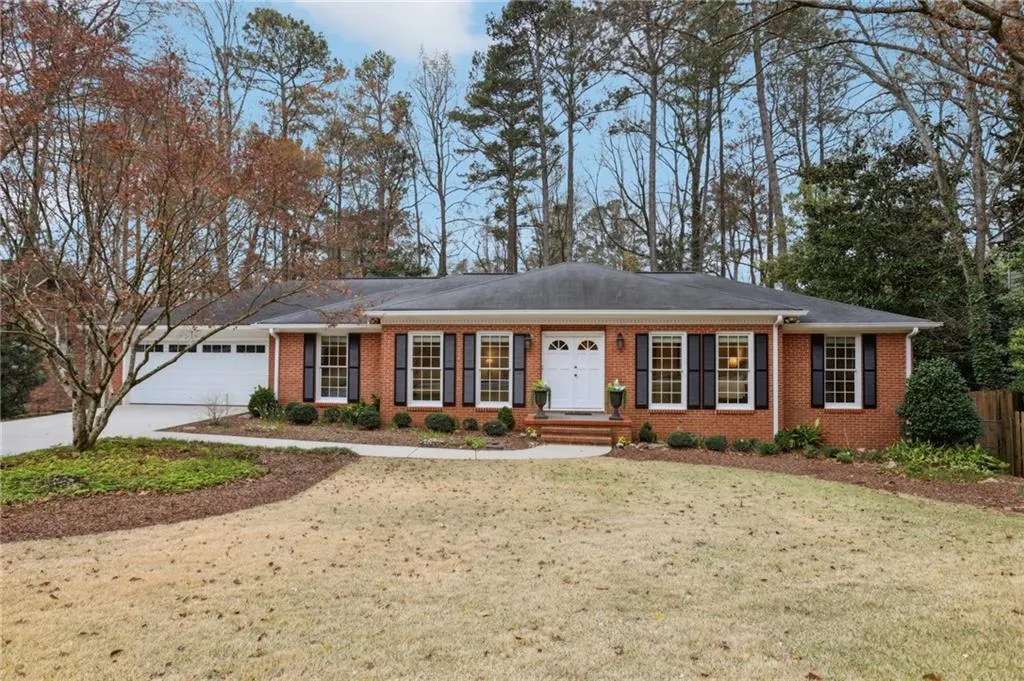 185 W Spalding Drive, Sandy Springs, Georgia 30328, 4 Bedrooms Bedrooms, ,3 BathroomsBathrooms,Residential,Sold,185 W Spalding Drive,7546601