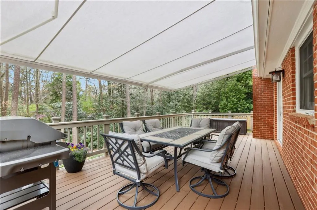 185 W Spalding Drive, Sandy Springs, Georgia 30328, 4 Bedrooms Bedrooms, ,3 BathroomsBathrooms,Residential,Sold,185 W Spalding Drive,7546601