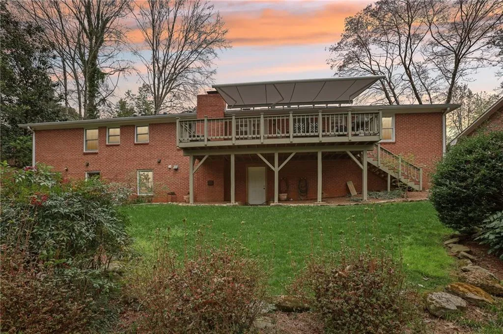 185 W Spalding Drive, Sandy Springs, Georgia 30328, 4 Bedrooms Bedrooms, ,3 BathroomsBathrooms,Residential,Sold,185 W Spalding Drive,7546601