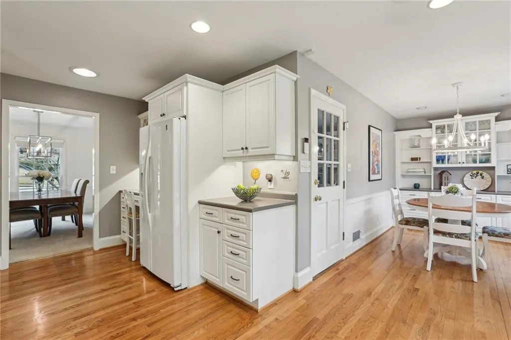 185 W Spalding Drive, Sandy Springs, Georgia 30328, 4 Bedrooms Bedrooms, ,3 BathroomsBathrooms,Residential,Sold,185 W Spalding Drive,7546601