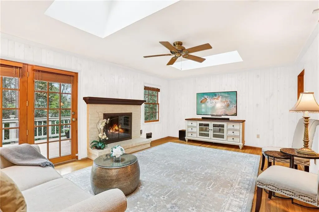 185 W Spalding Drive, Sandy Springs, Georgia 30328, 4 Bedrooms Bedrooms, ,3 BathroomsBathrooms,Residential,Sold,185 W Spalding Drive,7546601