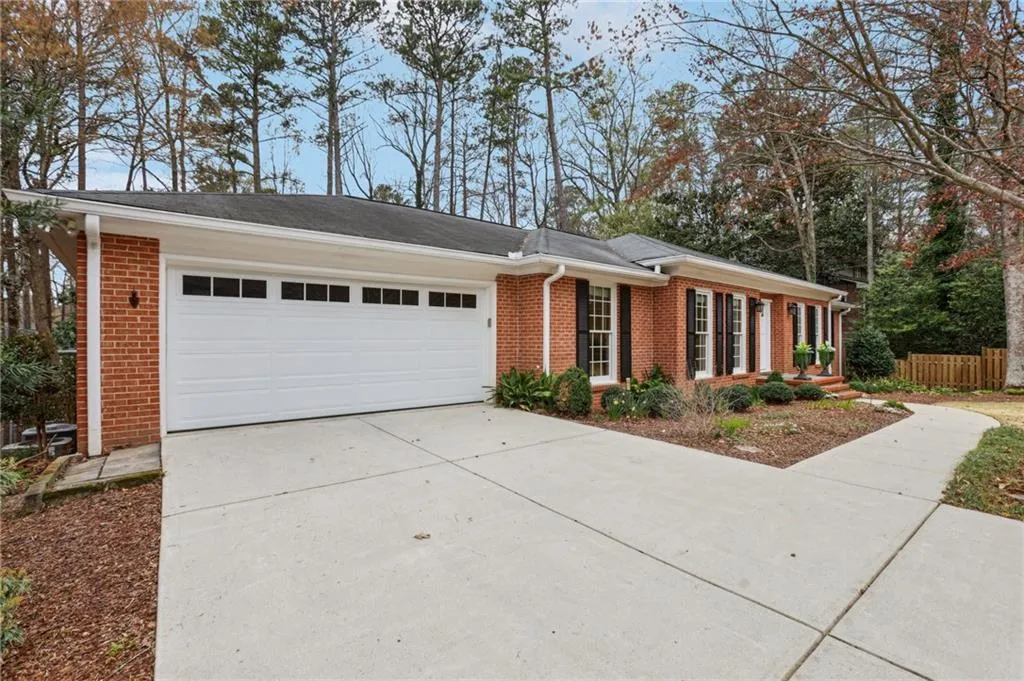 185 W Spalding Drive, Sandy Springs, Georgia 30328, 4 Bedrooms Bedrooms, ,3 BathroomsBathrooms,Residential,Sold,185 W Spalding Drive,7546601