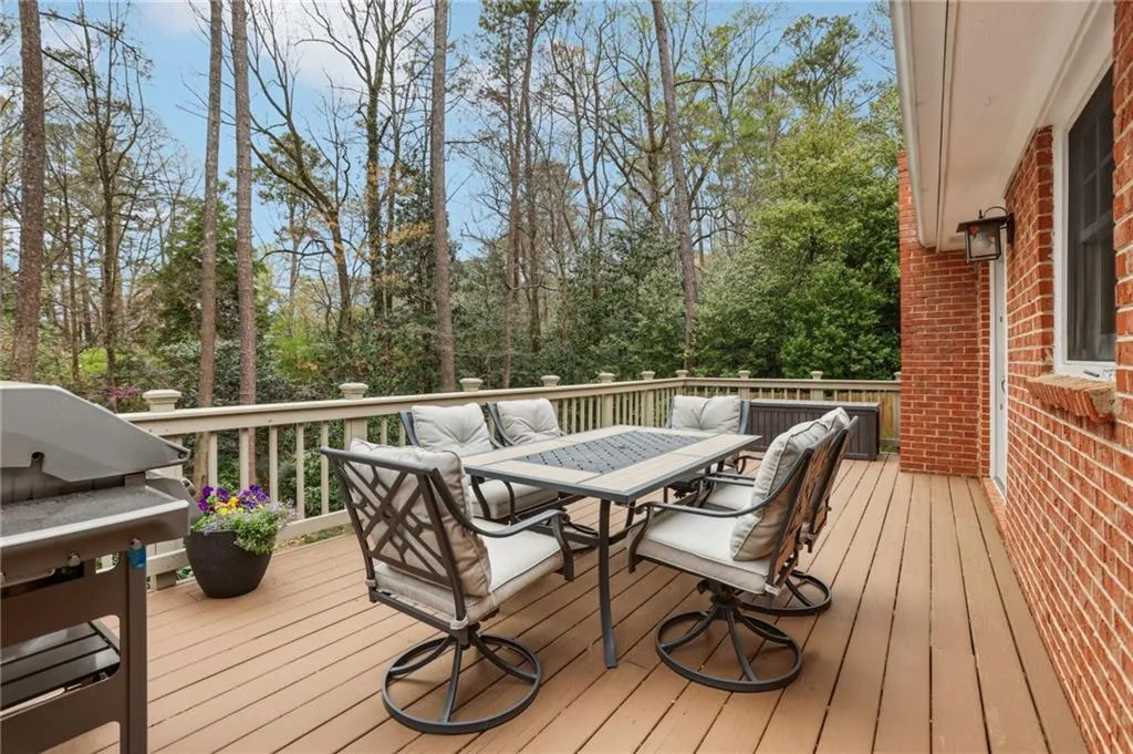 185 W Spalding Drive, Sandy Springs, Georgia 30328, 4 Bedrooms Bedrooms, ,3 BathroomsBathrooms,Residential,Sold,185 W Spalding Drive,7546601