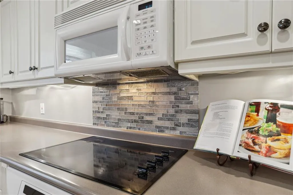 185 W Spalding Drive, Sandy Springs, Georgia 30328, 4 Bedrooms Bedrooms, ,3 BathroomsBathrooms,Residential,Sold,185 W Spalding Drive,7546601