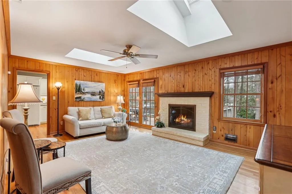 185 W Spalding Drive, Sandy Springs, Georgia 30328, 4 Bedrooms Bedrooms, ,3 BathroomsBathrooms,Residential,Sold,185 W Spalding Drive,7546601