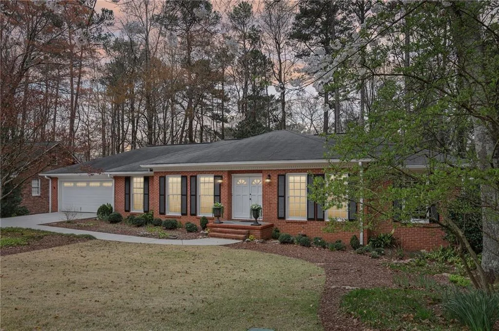 185 W Spalding Drive, Sandy Springs, Georgia 30328, 4 Bedrooms Bedrooms, ,3 BathroomsBathrooms,Residential,Sold,185 W Spalding Drive,7546601