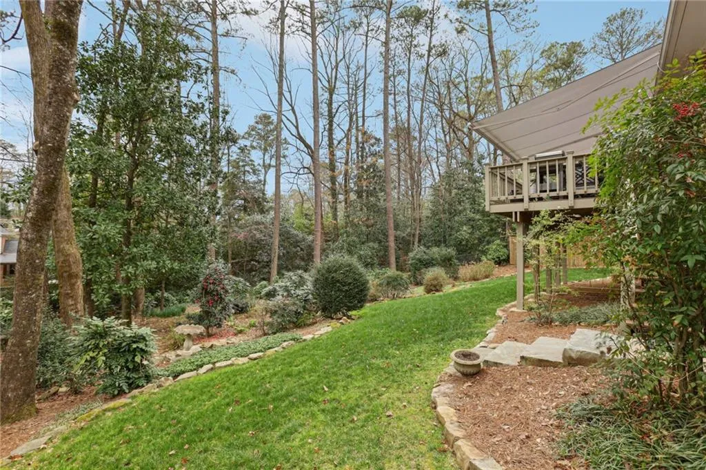 185 W Spalding Drive, Sandy Springs, Georgia 30328, 4 Bedrooms Bedrooms, ,3 BathroomsBathrooms,Residential,Sold,185 W Spalding Drive,7546601