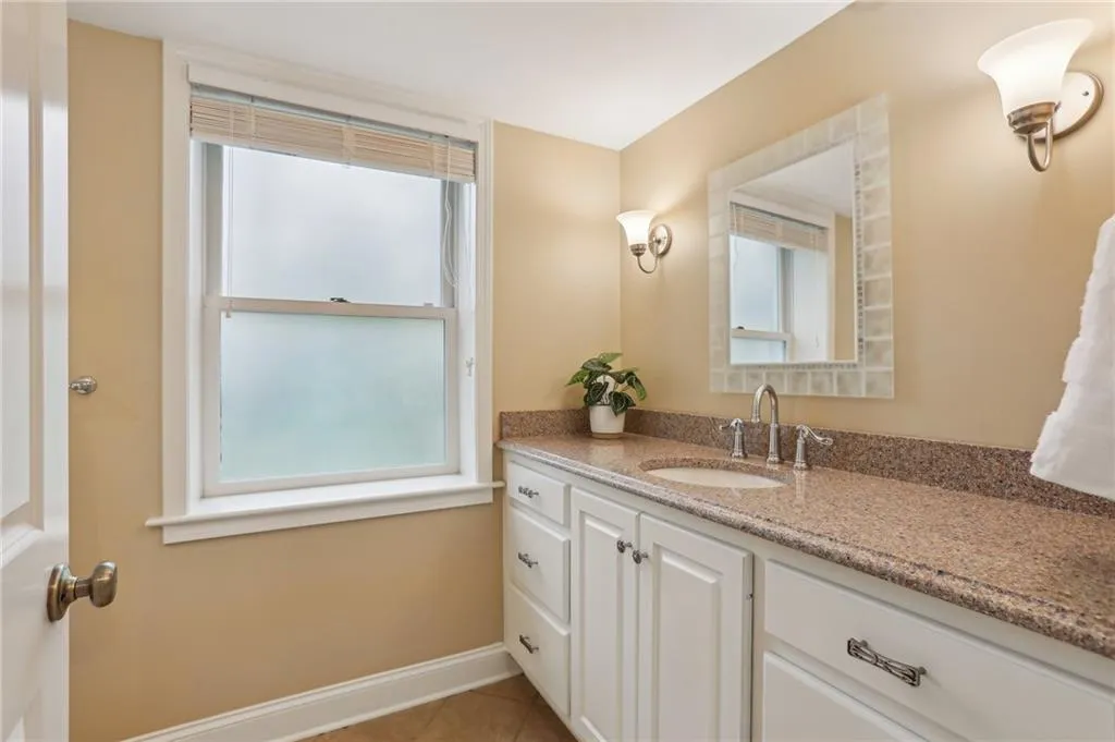 Full bath located in basement