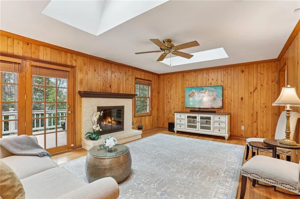 185 W Spalding Drive, Sandy Springs, Georgia 30328, 4 Bedrooms Bedrooms, ,3 BathroomsBathrooms,Residential,Sold,185 W Spalding Drive,7546601