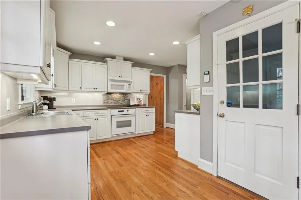 185 W Spalding Drive, Sandy Springs, Georgia 30328, 4 Bedrooms Bedrooms, ,3 BathroomsBathrooms,Residential,Sold,185 W Spalding Drive,7546601