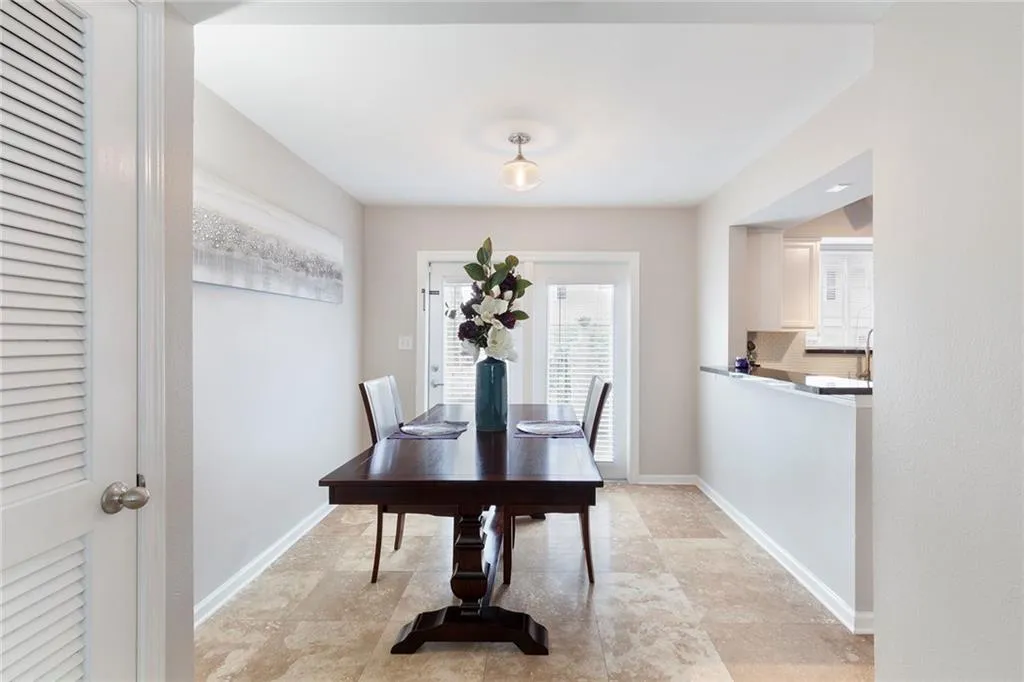 6940 Roswell Road Unit 13a, Sandy Springs, Georgia 30328, 2 Bedrooms Bedrooms, ,1 BathroomBathrooms,Residential,Sold,6940 Roswell Road Unit 13a,6828056