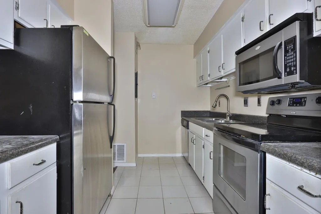 2410 Huntingdon Chase, Sandy Springs, Georgia 30350, 3 Bedrooms Bedrooms, ,2 BathroomsBathrooms,Residential,Sold,2410 Huntingdon Chase,6660829