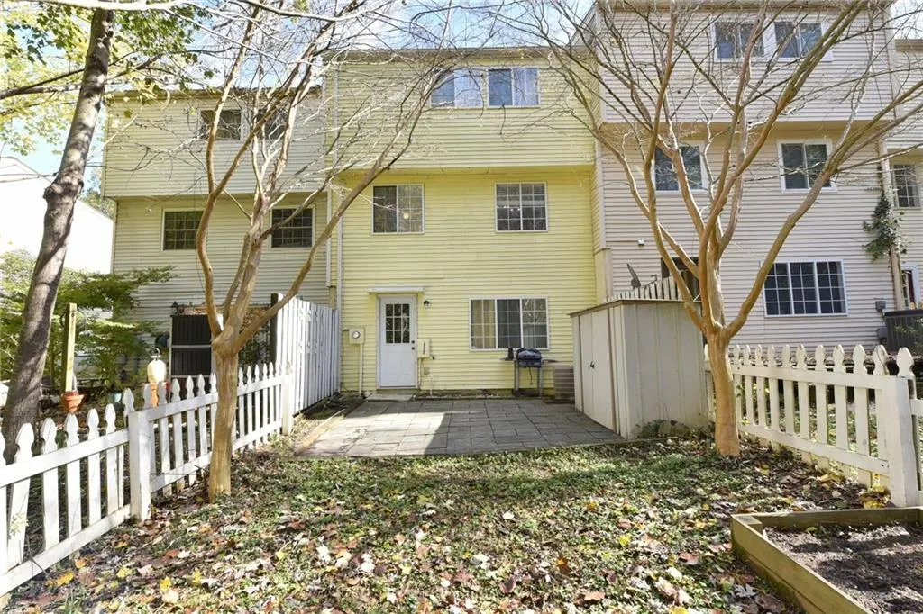 8877 Roberts Drive, Sandy Springs, Georgia 30350, 2 Bedrooms Bedrooms, ,2 BathroomsBathrooms,Residential,Sold,8877 Roberts Drive,6118608