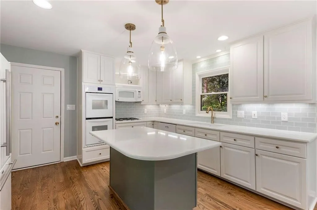 205 Abington Drive, Sandy Springs, Georgia 30328, 5 Bedrooms Bedrooms, ,4 BathroomsBathrooms,Residential,Sold,205 Abington Drive,7403292