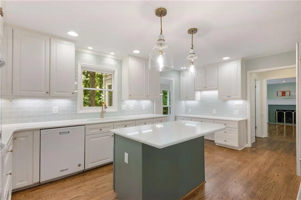 205 Abington Drive, Sandy Springs, Georgia 30328, 5 Bedrooms Bedrooms, ,4 BathroomsBathrooms,Residential,Sold,205 Abington Drive,7403292