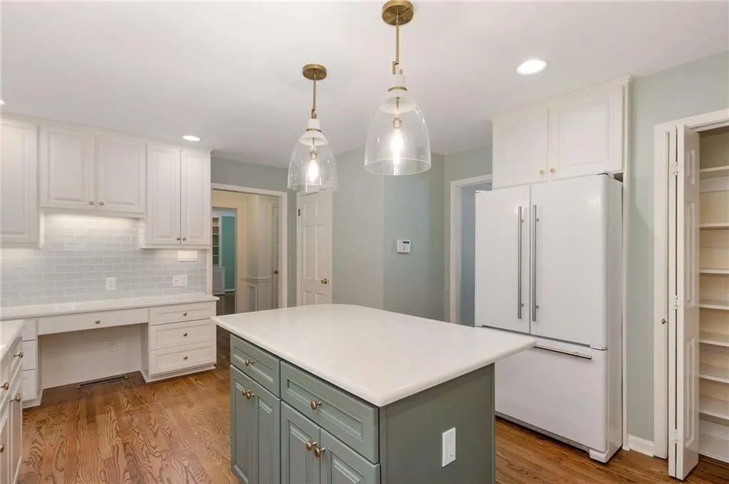 205 Abington Drive, Sandy Springs, Georgia 30328, 5 Bedrooms Bedrooms, ,4 BathroomsBathrooms,Residential,Sold,205 Abington Drive,7403292