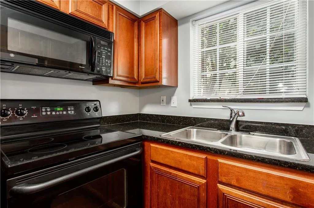 6940 Roswell Road Unit 10b, Atlanta, Georgia 30328, 2 Bedrooms Bedrooms, ,1 BathroomBathrooms,Residential,Sold,6940 Roswell Road Unit 10b,6598761