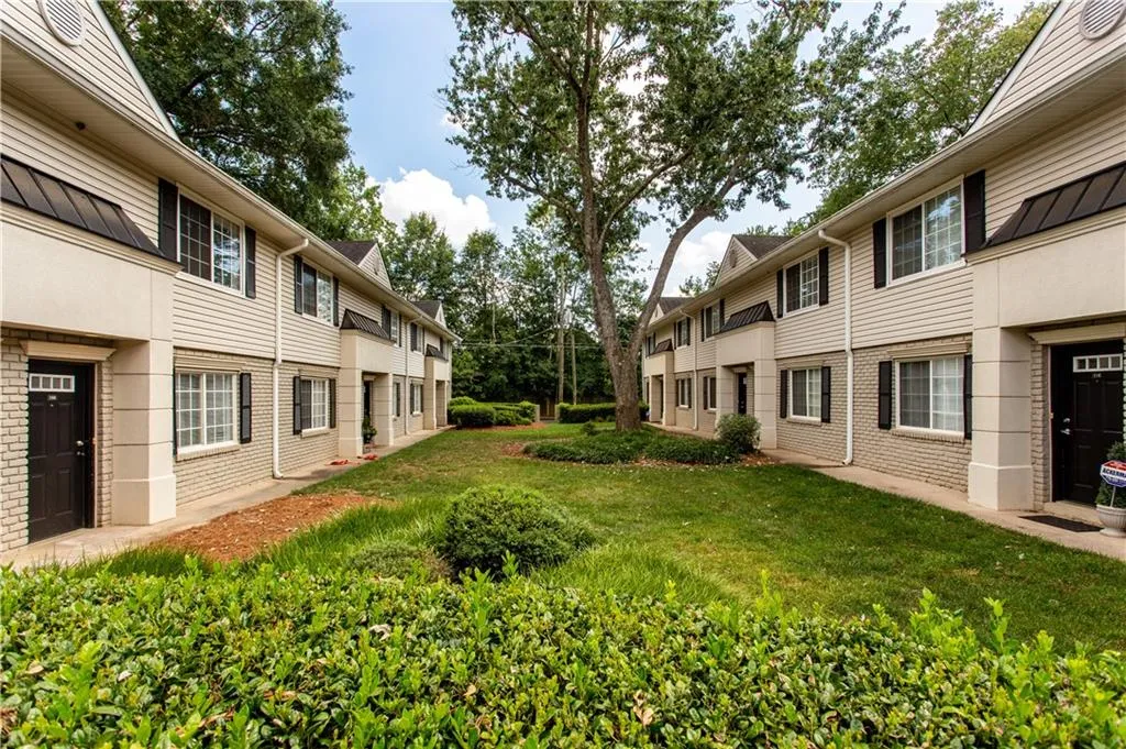 6940 Roswell Road Unit 10b, Atlanta, Georgia 30328, 2 Bedrooms Bedrooms, ,1 BathroomBathrooms,Residential,Sold,6940 Roswell Road Unit 10b,6598761
