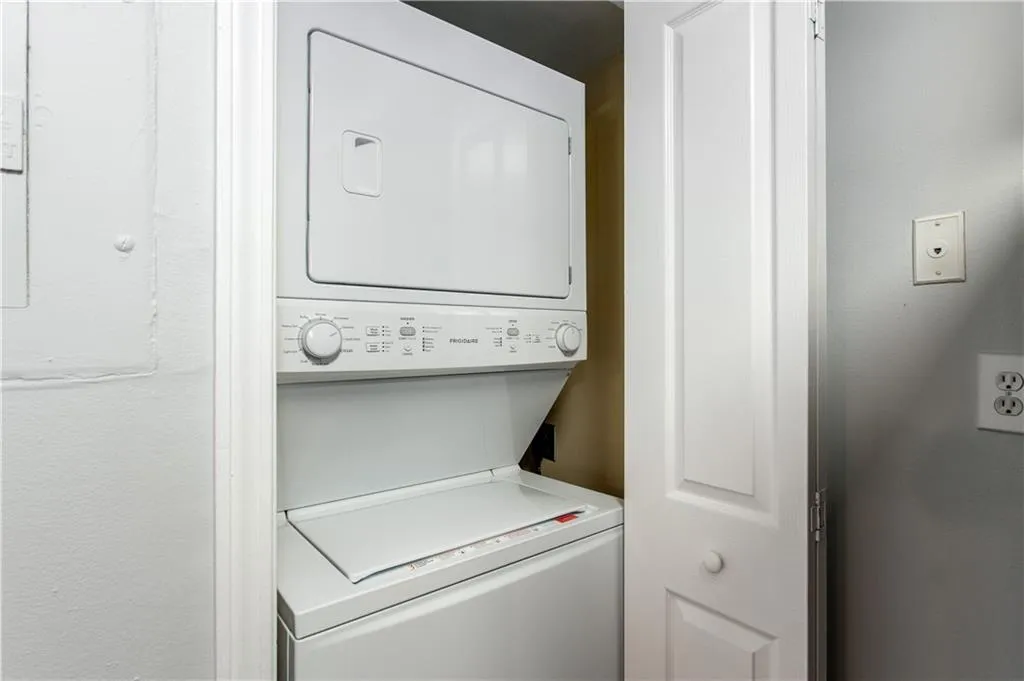 6940 Roswell Road Unit 10b, Atlanta, Georgia 30328, 2 Bedrooms Bedrooms, ,1 BathroomBathrooms,Residential,Sold,6940 Roswell Road Unit 10b,6598761