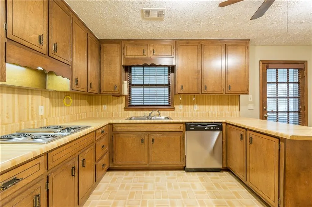 9300 Roberts Drive, Sandy Springs, Georgia 30350, 5 Bedrooms Bedrooms, ,5 BathroomsBathrooms,Residential,Sold,9300 Roberts Drive,5692903