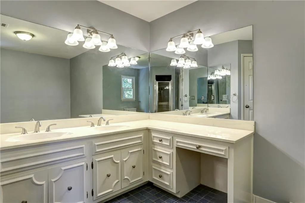 715 Westphalia Court, Sandy Springs, Georgia 30350, 6 Bedrooms Bedrooms, ,5 BathroomsBathrooms,Residential,Sold,715 Westphalia Court,5748029