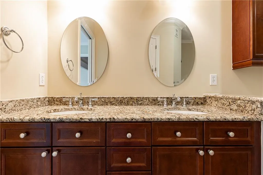 3635 E Paces Circle Ne Unit 1311, Atlanta, Georgia 30326, 2 Bedrooms Bedrooms, ,2 BathroomsBathrooms,Residential,For Sale,3635 E Paces Circle Ne Unit 1311,7649529