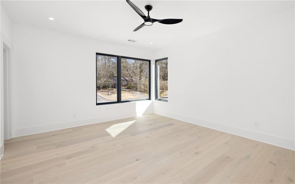 Secondary bedroom.
