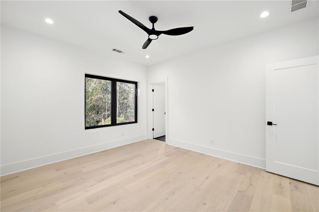 Secondary bedroom.