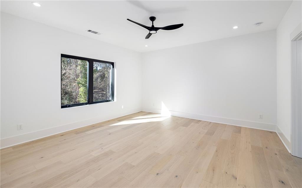 Secondary bedroom.