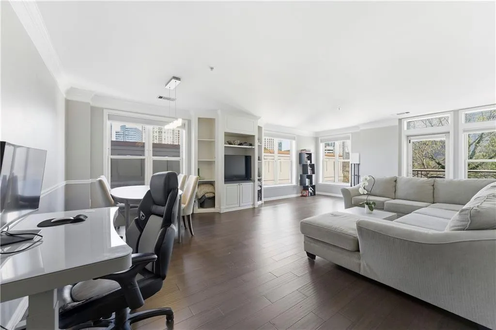 3334 Peachtree Road Ne Unit 212, Atlanta, Georgia 30326, 2 Bedrooms Bedrooms, 0 ,2 BathroomsBathrooms,Residential,For Sale,3334 Peachtree Road Ne Unit 212,7740578