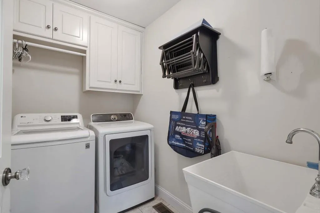 225 Midvale Drive Ne, Atlanta, Georgia 30342, 4 Bedrooms Bedrooms, ,3 BathroomsBathrooms,Residential,For Sale,225 Midvale Drive Ne,7629408