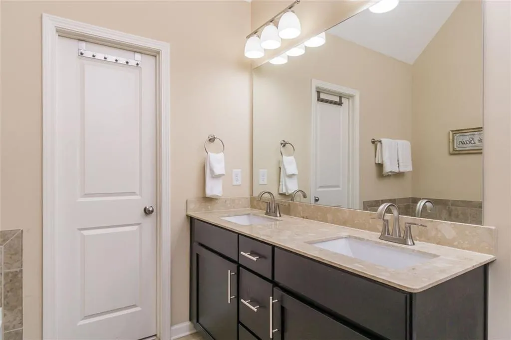 7585 Highland Bluff, Atlanta, Georgia 30328, 3 Bedrooms Bedrooms, ,3 BathroomsBathrooms,Residential,Sold,7585 Highland Bluff,6956690