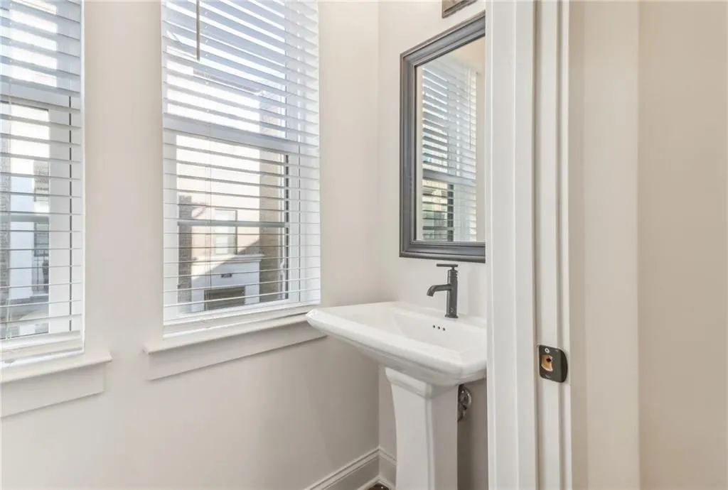 621 Broadview Terrace Ne, Atlanta, Georgia 30324, 3 Bedrooms Bedrooms, ,3 BathroomsBathrooms,Residential,For Sale,621 Broadview Terrace Ne,7620997
