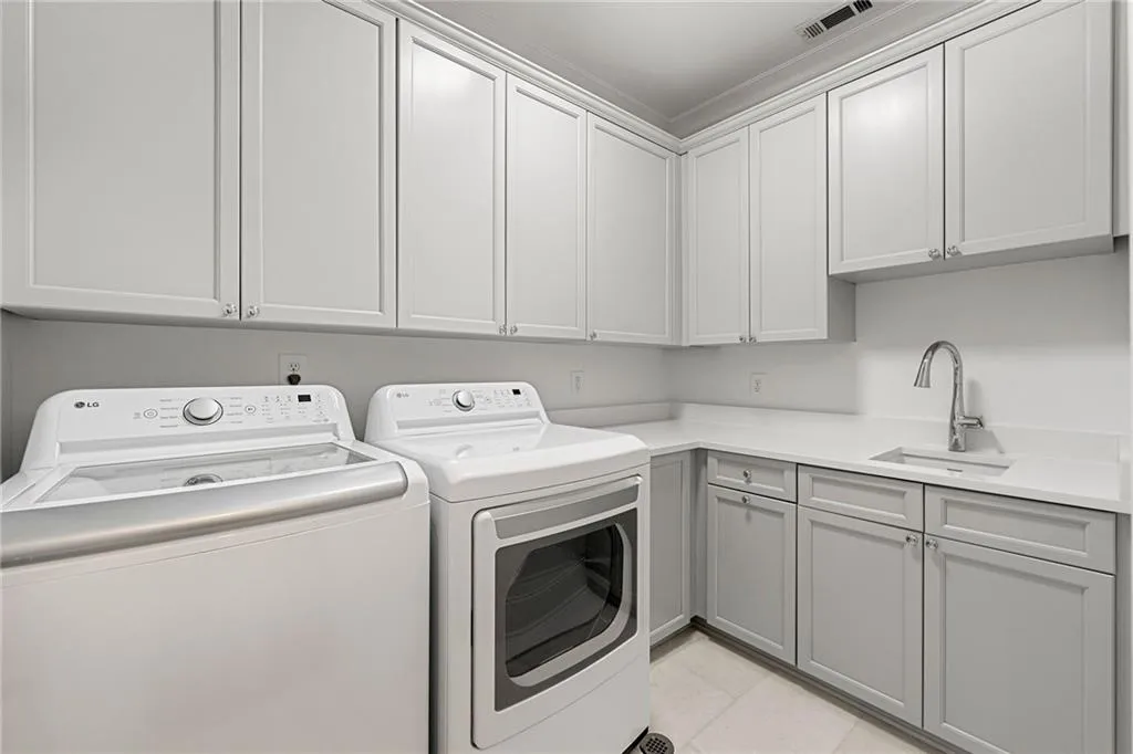 4005 N Stratford Road Ne, Atlanta, Georgia 30342, 6 Bedrooms Bedrooms, ,6 BathroomsBathrooms,Residential,For Sale,4005 N Stratford Road Ne,7567369