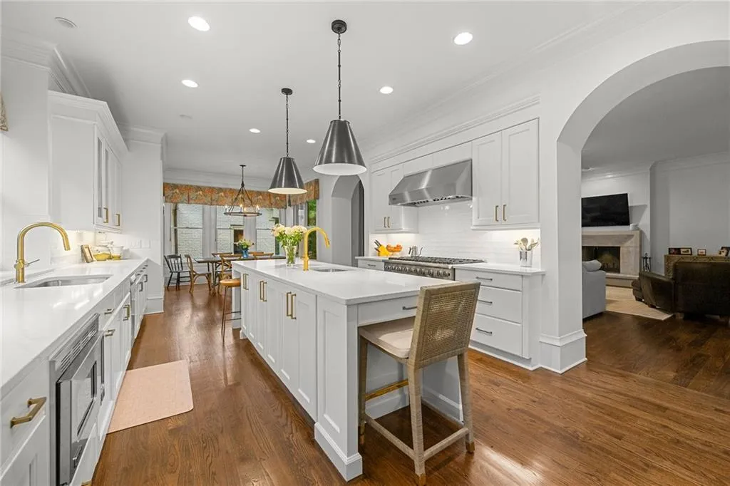 4005 N Stratford Road Ne, Atlanta, Georgia 30342, 6 Bedrooms Bedrooms, ,6 BathroomsBathrooms,Residential,For Sale,4005 N Stratford Road Ne,7567369
