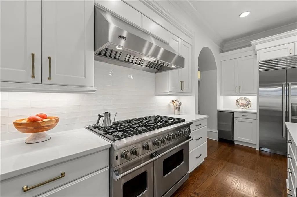 4005 N Stratford Road Ne, Atlanta, Georgia 30342, 6 Bedrooms Bedrooms, ,6 BathroomsBathrooms,Residential,For Sale,4005 N Stratford Road Ne,7567369