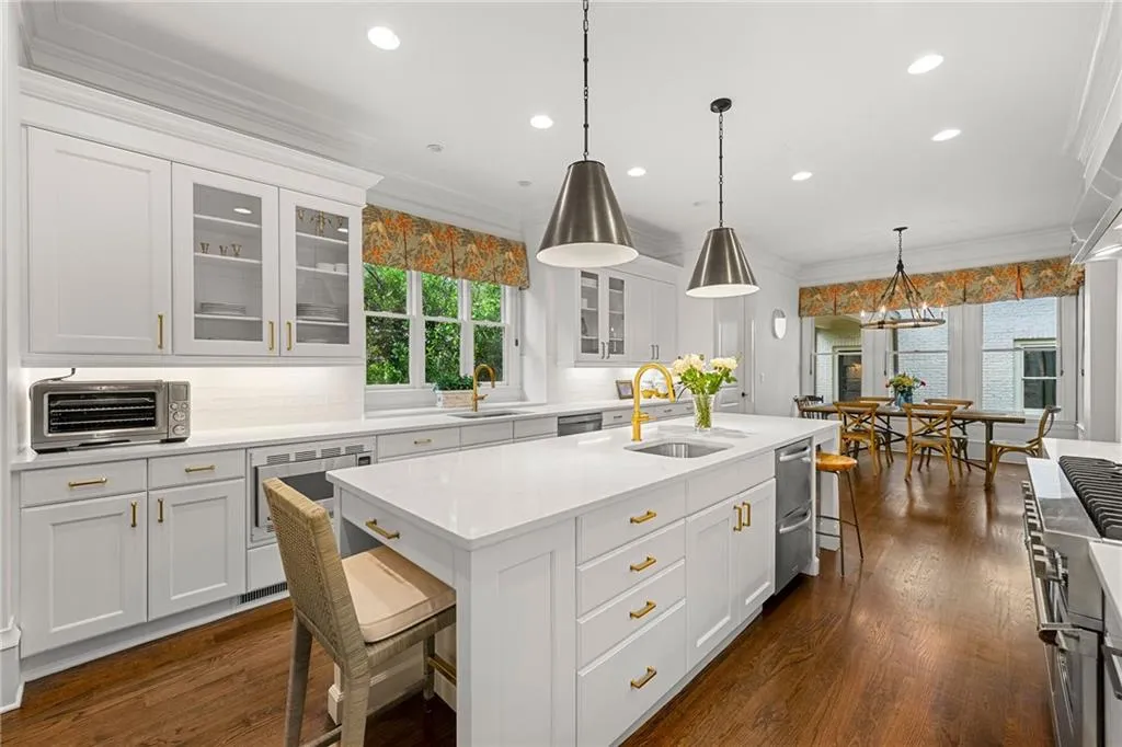 4005 N Stratford Road Ne, Atlanta, Georgia 30342, 6 Bedrooms Bedrooms, ,6 BathroomsBathrooms,Residential,For Sale,4005 N Stratford Road Ne,7567369