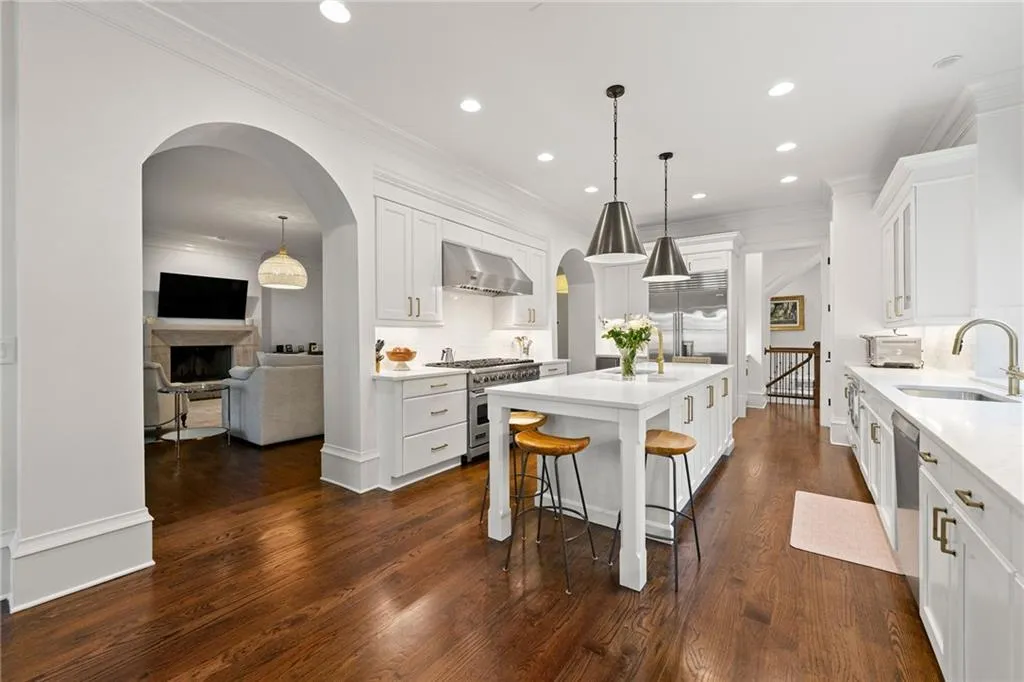 4005 N Stratford Road Ne, Atlanta, Georgia 30342, 6 Bedrooms Bedrooms, ,6 BathroomsBathrooms,Residential,For Sale,4005 N Stratford Road Ne,7567369