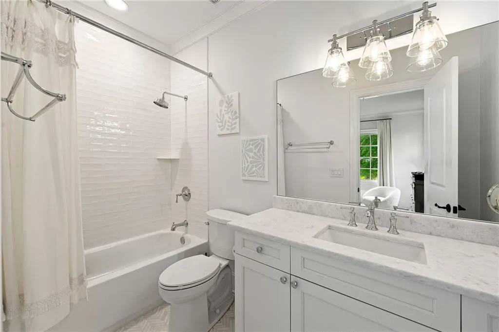 4005 N Stratford Road Ne, Atlanta, Georgia 30342, 6 Bedrooms Bedrooms, ,6 BathroomsBathrooms,Residential,For Sale,4005 N Stratford Road Ne,7567369