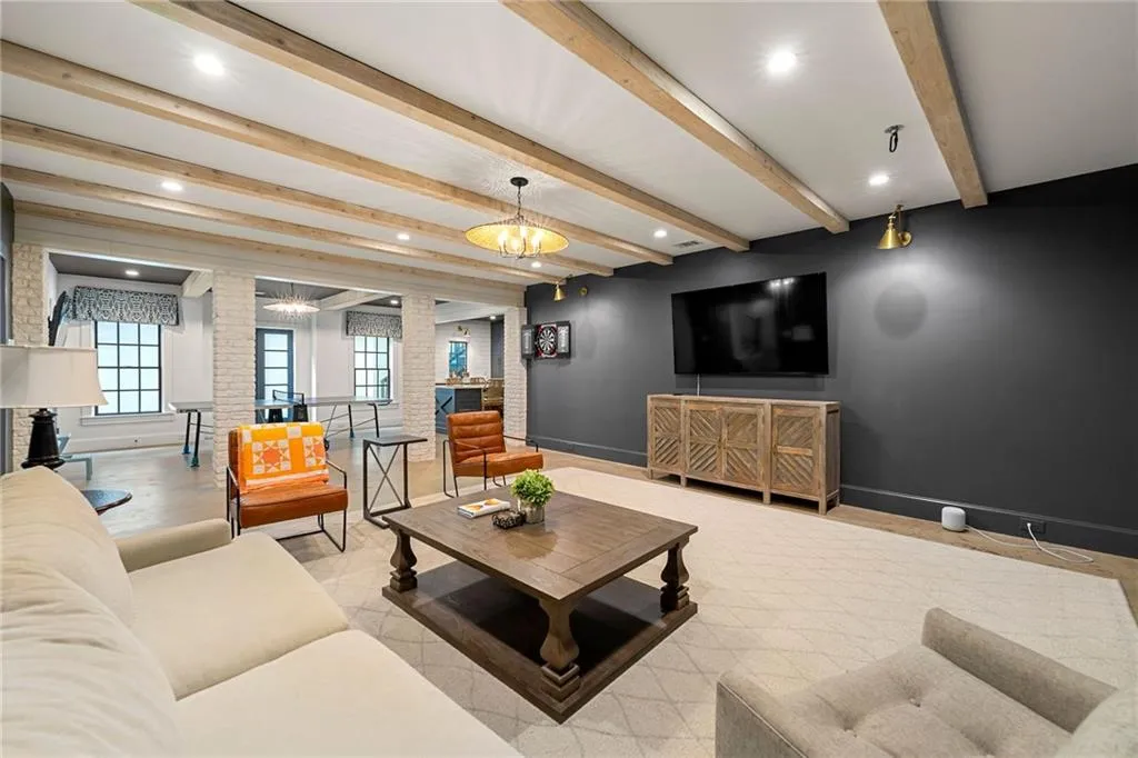 4005 N Stratford Road Ne, Atlanta, Georgia 30342, 6 Bedrooms Bedrooms, ,6 BathroomsBathrooms,Residential,For Sale,4005 N Stratford Road Ne,7567369