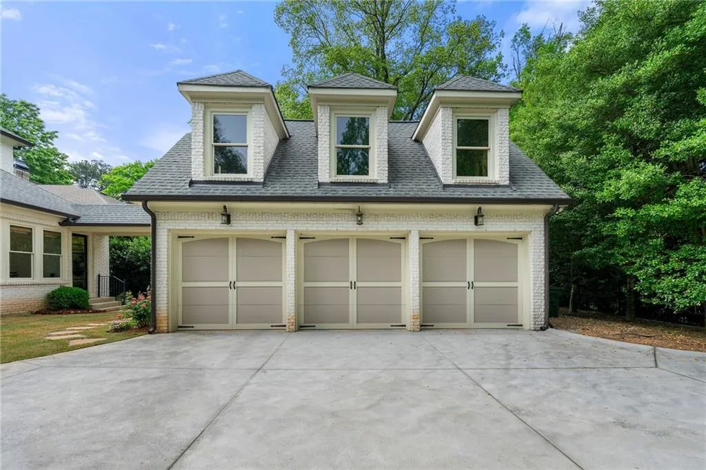 4005 N Stratford Road Ne, Atlanta, Georgia 30342, 6 Bedrooms Bedrooms, ,6 BathroomsBathrooms,Residential,For Sale,4005 N Stratford Road Ne,7567369