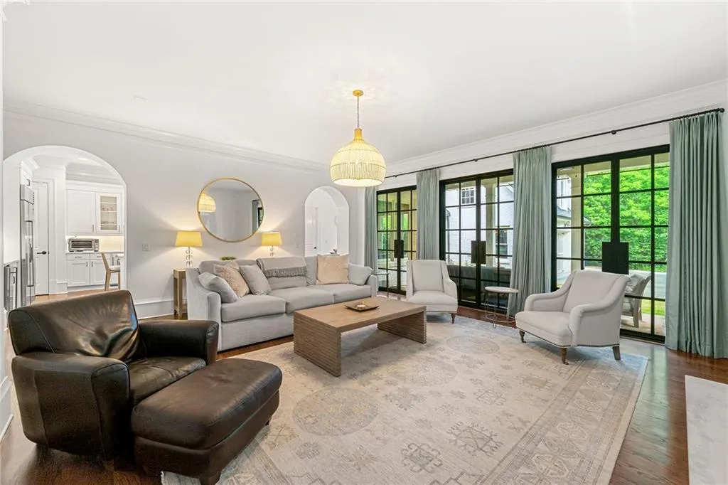 4005 N Stratford Road Ne, Atlanta, Georgia 30342, 6 Bedrooms Bedrooms, ,6 BathroomsBathrooms,Residential,For Sale,4005 N Stratford Road Ne,7567369
